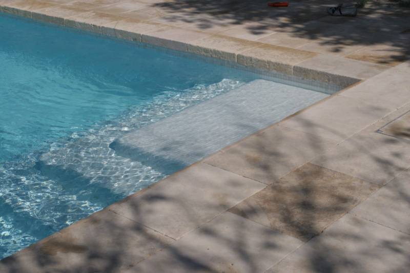 Margelle et terrasse en pierre naturelle de France antidérapante et qui résiste au gel showroom proche Montpellier et Avignon