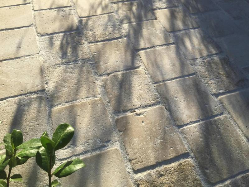 Sol pour terrasse et tour de piscine avec margelle en pierre naturelle