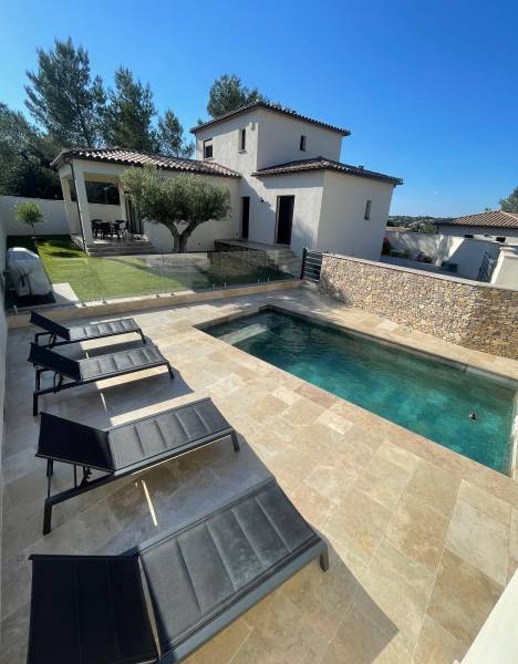 Terrasse tour de piscine et margelle en Travertin pierre naturelle, livraison région parisienne, ile de France