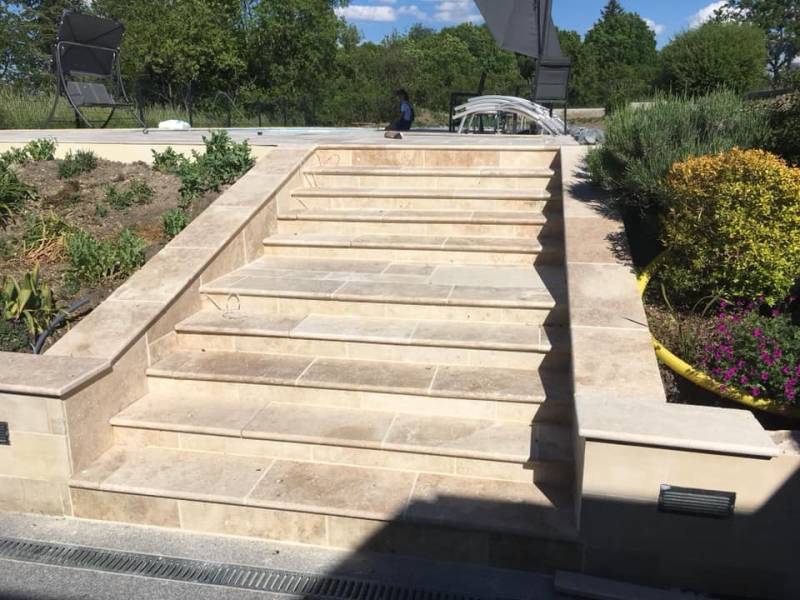 Plage de piscine en travertin à Lyon (Rhône-Alpes - 69) : Élégance et durabilité